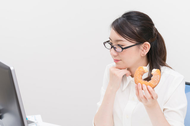 ドーナツを食べる人